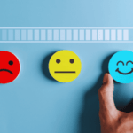 Evaluación del estado emocional con caritas de tristeza, neutralidad y felicidad sobre fondo azul.